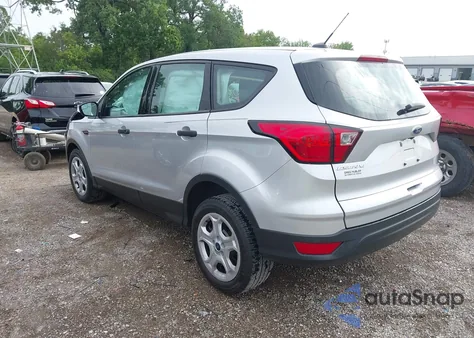 2019 Ford Escape S z USA, uszkodzony, nr VIN 1FMCU0F71KUA69213
